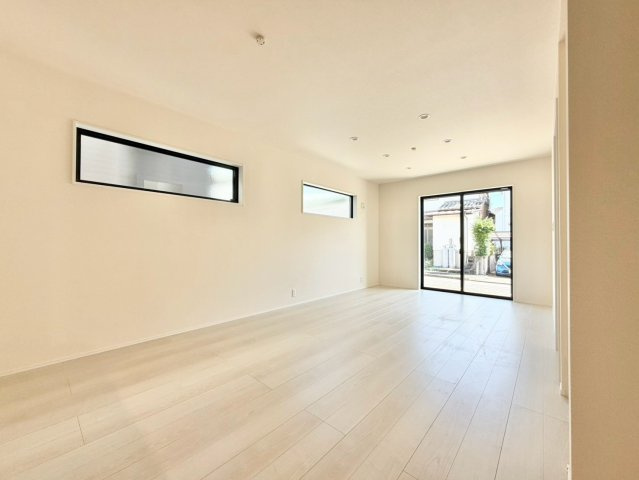リーブルガーデン　岡崎市緑丘の洋室|家族が自然と集まる広々としたリビング。お子様の成長を見守りながら過ごせます。