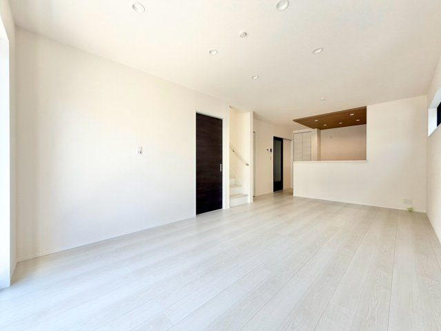 リーブルガーデン　岡崎市緑丘の居間・リビング|家族が自然と集まる広々としたリビング。お子様の成長を見守りながら過ごせます。