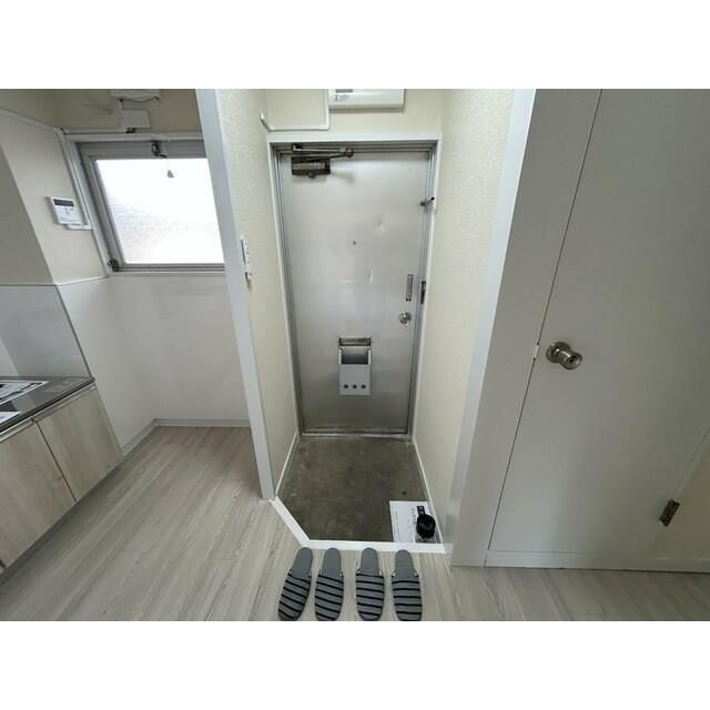 稲荷マンションの玄関