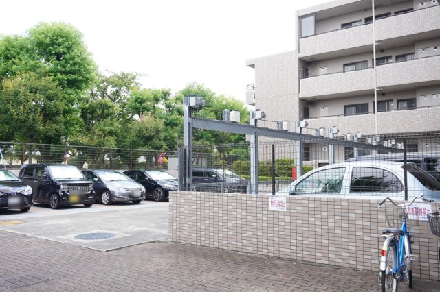 サーパス谷塚の駐車場