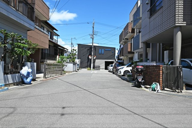 テラシエ摂津市鳥飼下2丁目新築一戸建て│4LDK+駐車1台可の前面道路含む現地写真|北東・北西角地で、明るく開放感あふれる住まい。