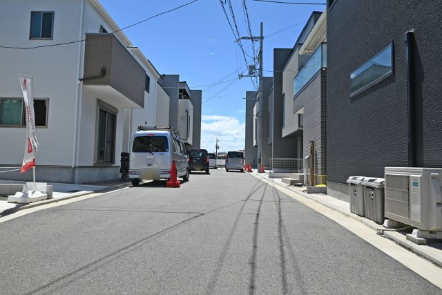 テラシエ摂津市鳥飼下2丁目新築一戸建て│4LDK+駐車1台可の前面道路含む現地写真|周辺は戸建てが並ぶ静かなエリアで、穏やかな住環境です。
