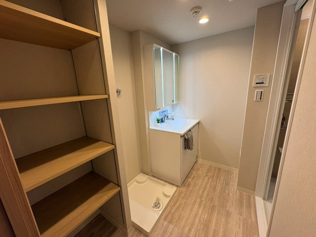 パレス朝霧の脱衣所|脱衣場にはあったらうれしいタオルなどを収納できる棚が！