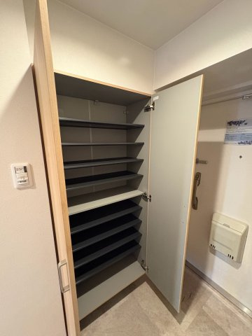 パレス朝霧の玄関|収納も豊富で家族の靴はすべてここへ！