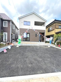 【駐車場】 | つくば市観音台第15　新築戸建て　1号棟 | 敷地内に駐車場を完備しており、お車をお持ちの方にも安心です。出し入れもしやすく、日々の通勤やお出かけにも便利にご利用いただけます。