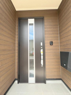 【玄関】 | つくば市観音台第15　新築戸建て　1号棟 | 広々とした玄関は開放感があり、毎日の出入りも快適です。第一印象を左右する空間として、清潔感のある仕上がりとなっております。