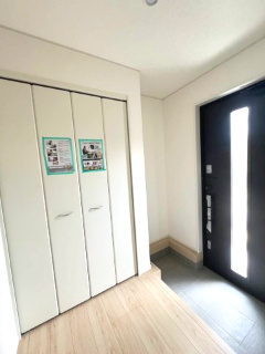 【玄関】 | つくば市観音台第15　新築戸建て　1号棟 | 広々とした玄関にはシューズボックスを設置しており、来客時もすっきりとした印象を与えます。収納力もあり使い勝手の良い空間です。