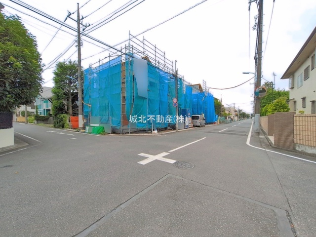 杉並区善福寺4丁目 全3棟1号棟の前面道路含む現地写真|伸びやかな南側7.8公道・西側5.4ｍ公道に面する建物
善福寺の生活しやすい住環境です