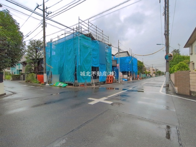 杉並区善福寺4丁目 全3棟 1号棟の前面道路含む現地写真|伸びやかな南側7.8公道・西側5.4ｍ公道に面する建物
善福寺の生活しやすい住環境です