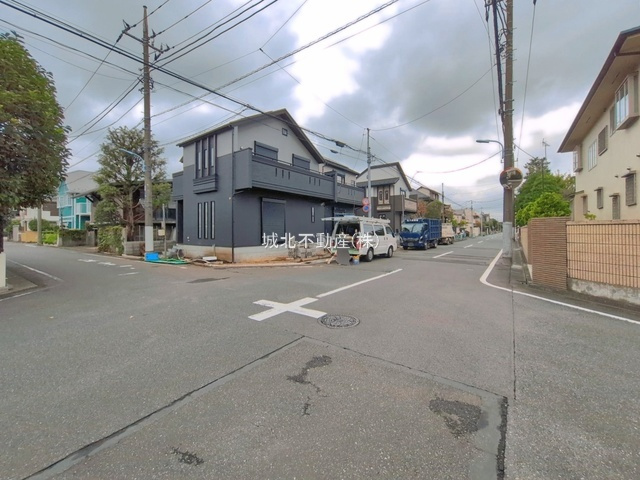 杉並区善福寺4丁目 全3棟 1号棟の前面道路含む現地写真|伸びやかな南側7.8公道・西側5.4ｍ公道に面する建物
善福寺の生活しやすい住環境です