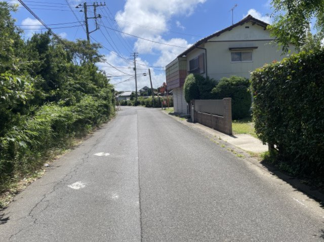 【前面道路含む現地写真】 | 東金市高倉　中古戸建 | 南東側接道(市道)