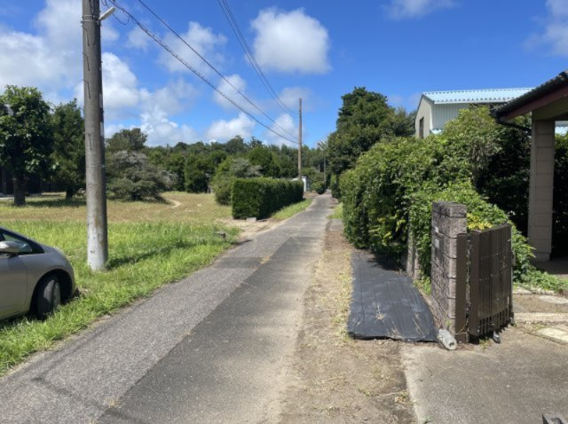【前面道路含む現地写真】 | 東金市高倉　中古戸建 | 北西側接道(市道/2項道路)