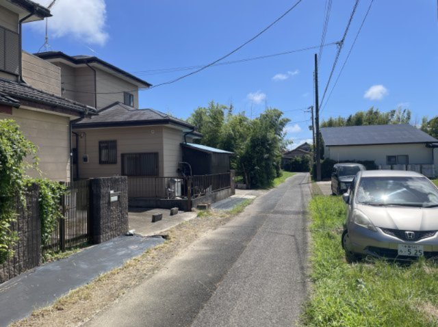 【前面道路含む現地写真】 | 東金市高倉　中古戸建 | 北西側接道(市道/2項道路)