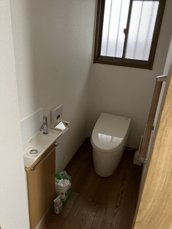 野方戸建のトイレ|ゆったりとした空間のトイレです