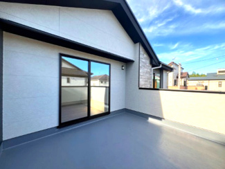 【バルコニー】 | つくば市高見原9期　新築戸建て　1号棟 | 日当たり良好のバルコニーで洗濯物もよく乾きます。開放感のある空間となっており、外の空気を感じながらリフレッシュできます。