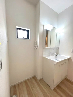 【独立洗面台】 | つくば市高見原9期　新築戸建て　1号棟 | 三面鏡付き洗面台を採用しており、朝の身支度もスムーズに行えます。収納スペースも確保されており、使い勝手の良い設計です。