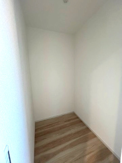 【収納】 | つくば市高見原9期　新築戸建て　1号棟 | 人気のウォークインクローゼット付きで収納力良好です。お部屋を広く使えるため生活空間にゆとりが生まれ、快適にお住まいいただけます。