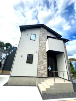 【外観】 | つくば市高見原9期　新築戸建て　1号棟 | 現地外観写真。落ち着いた街並みに調和した外観で第一印象も良好です。周辺は静かな住環境となっており、日当たりや通風も良好で快適にお住まいいただけます。