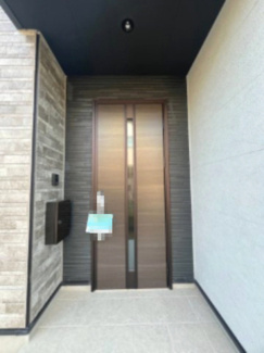 【玄関】 | つくば市高見原9期　新築戸建て　1号棟 | 広々とした玄関は開放感があり、毎日の出入りも快適です。第一印象を左右する空間として、清潔感のある仕上がりとなっております。
