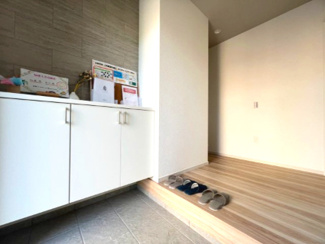 【玄関】 | つくば市高見原9期　新築戸建て　1号棟 | 広々とした玄関は開放感があり、毎日の出入りも快適です。第一印象を左右する空間として、清潔感のある仕上がりとなっております。