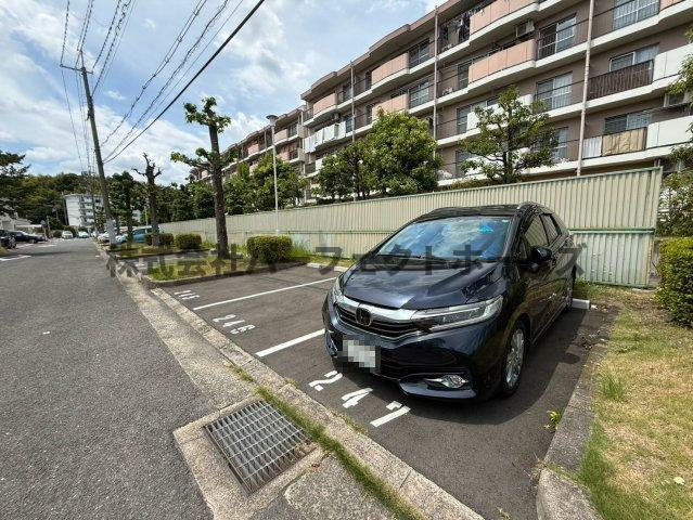 釈尊寺第一住宅第2号棟の駐車場|駐車場があるので、車を買う予定の方も安心です