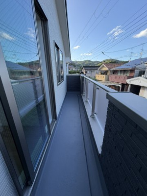 【バルコニー】 | 大宮玄琢北町　新築戸建 | 2部屋から出入り可能な2WAYバルコニー