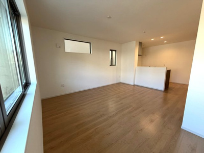 【居間・リビング】 | 大宮玄琢北町　新築戸建 | 広々明るい、約16帖のリビングダイニング