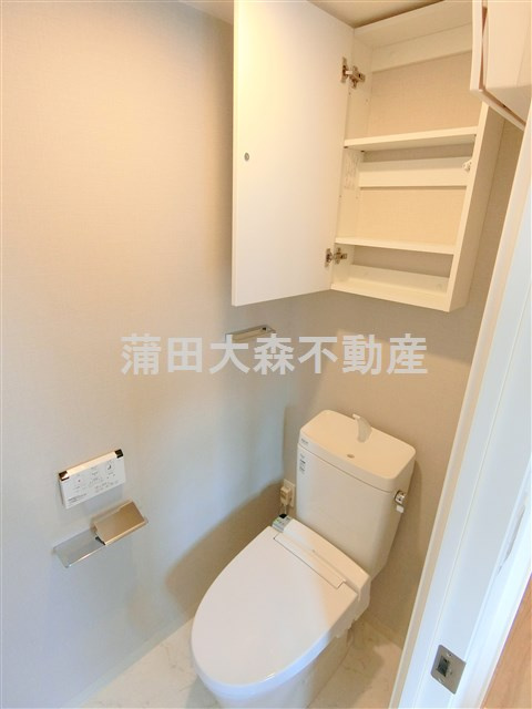 ココキューブ西蒲田のトイレ|吊戸棚と温水洗浄便座付きのトイレ