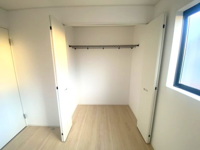 【Cradle garden】宇都宮市若草 第5 全2棟の収納|〇2号棟・2階4.5帖洋室〇
デッドスペースを抑えた壁面収納。
ロングコートも掛けられる高さがあり、上部の棚は季節物の保管に最適！
お部屋の広さを最大限に活かせます。
※2026年9月撮影
