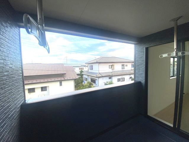 【Cradle garden】宇都宮市若草 第5 全2棟のバルコニー|〇2号棟〇
天候に左右されにくいインナーバルコニーは、洗濯物干しはもちろん、趣味の空間としても大活躍♪
暮らしにゆとりを添えてくれる癒し空間です。
※2026年9月撮影