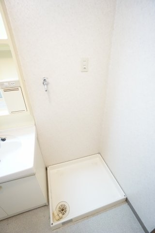 【洗面所】 | エコガーデン B棟 | ※同物件、同タイプ、間取り反転のお部屋です　※クリーニング前のお部屋です