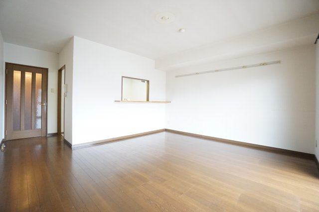 【居間・リビング】 | エコガーデン B棟 | ※同物件、同タイプ、間取り反転のお部屋です　※クリーニング前のお部屋です