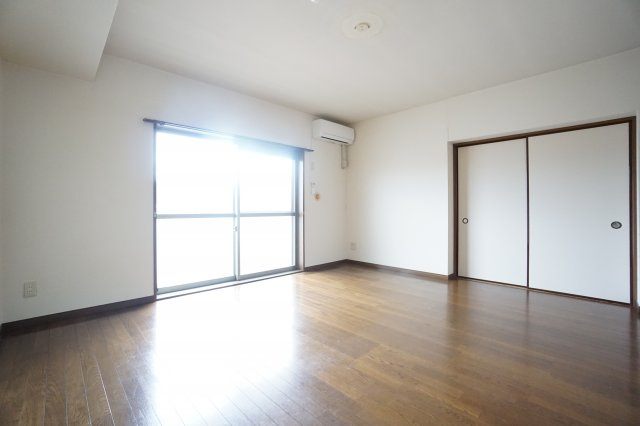【居間・リビング】 | エコガーデン B棟 | ※同物件、同タイプ、間取り反転のお部屋です　※クリーニング前のお部屋です