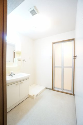 【洗面所】 | エコガーデン B棟 | ※同物件、同タイプ、間取り反転のお部屋です　※クリーニング前のお部屋です