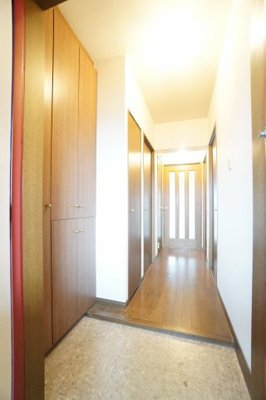 【玄関】 | エコガーデン B棟 | ※同物件、同タイプ、間取り反転のお部屋です　※クリーニング前のお部屋です