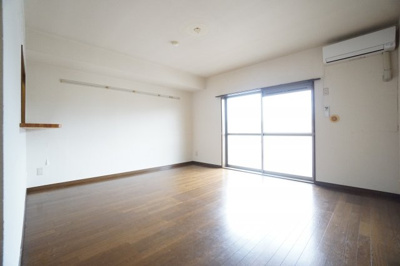 【居間・リビング】 | エコガーデン B棟 | ※同物件、同タイプ、間取り反転のお部屋です　※クリーニング前のお部屋です