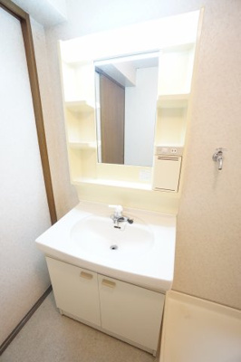 【独立洗面台】 | エコガーデン B棟 | ※同物件、同タイプ、間取り反転のお部屋です　※クリーニング前のお部屋です
