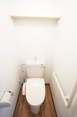 【トイレ】 | エコガーデン B棟 | ※同物件、同タイプ、間取り反転のお部屋です　※クリーニング前のお部屋です