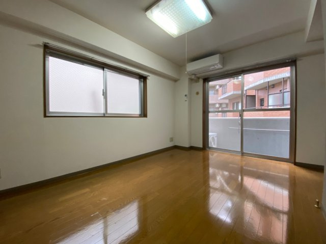 約８帖の広々とした陽当たりの良いお部屋です