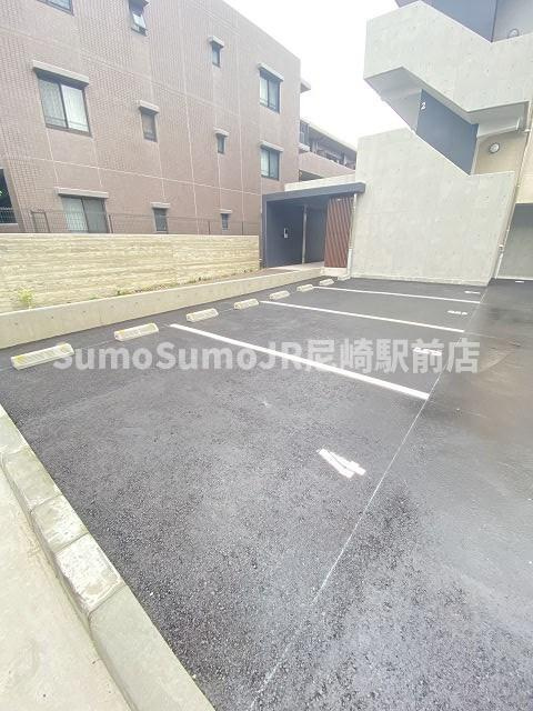 エスタジオ塚口の駐車場