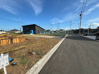 【前面道路含む現地写真】 | つくば市上横場3期　新築戸建　1号棟 | 現地では道路幅や周辺環境もぜひご確認ください。実際の住み心地をイメージしていただけます。