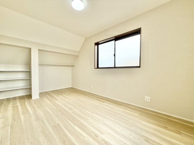 中古戸建　尼崎市食満2丁目の洋室|3階洋室　約6帖　勾配天井で解放感のあるおしゃれな空間。デッドスペースを活かした豊富な収納力も魅力♪