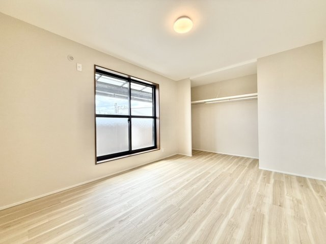中古戸建　尼崎市食満2丁目の寝室|3階寝室　約8帖　南向きバルコニーと2面採光で陽当り・通風良好♪ダブルベッドを置いてもゆとりある広さ。