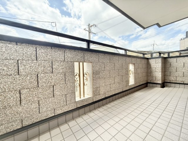 中古戸建　尼崎市食満2丁目のバルコニー|2階バルコニー　LDKに面した南向き！陽当たり良好で洗濯物も乾きやすくリビングに心地よい光を届けます♪