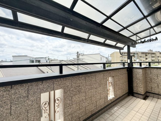 中古戸建　尼崎市食満2丁目のバルコニー|3階バルコニー　約8帖の寝室に面した南向き！屋根付きで急な雨でも安心、布団干しもラクラク行えます。