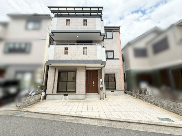 中古戸建　尼崎市食満2丁目の外観|JR「猪名寺」駅 徒歩15分。南向きで陽当たり・風通しも良好な、スタイリッシュな外観の3階建てです。