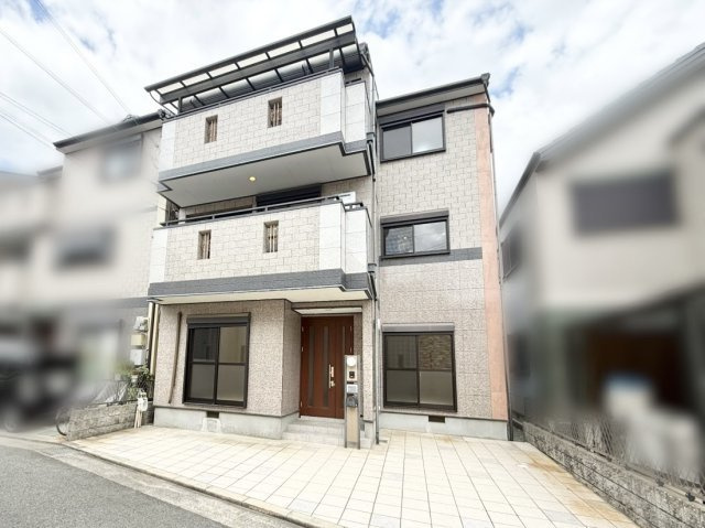 中古戸建　尼崎市食満2丁目の駐車場|車2台駐車可能でセカンドカーや来客時も安心！