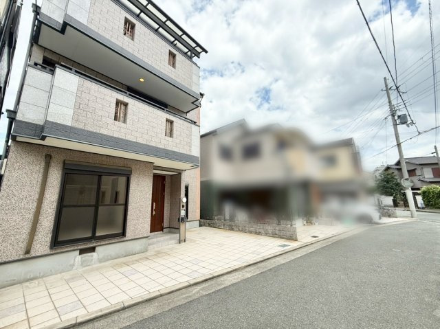 中古戸建　尼崎市食満2丁目の前面道路含む現地写真|南向き道路につき陽当たり良好！前面道路は幅員約4.6ｍあり、毎日の車移動もスムーズです。