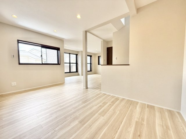 中古戸建　尼崎市食満2丁目の居間・リビング|全室クロス張替済みで清潔感あふれる室内！インテリアが映えるシンプルな内装で快適に過ごせます。