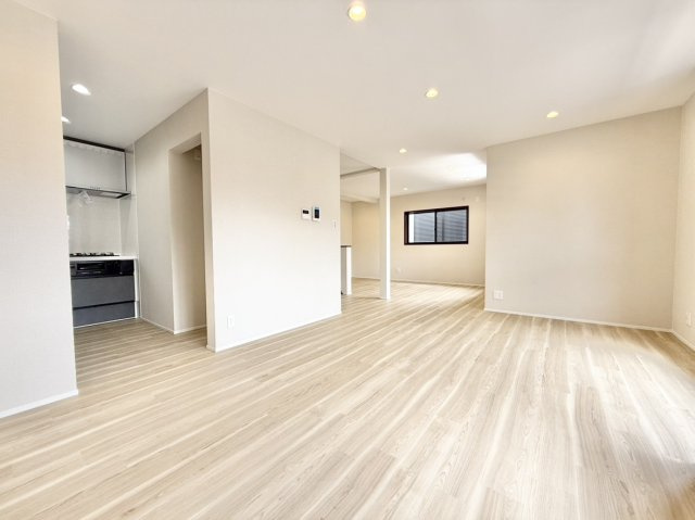 中古戸建　尼崎市食満2丁目の居間・リビング|奥まったキッチンで来客時も生活感を見せず安心です。